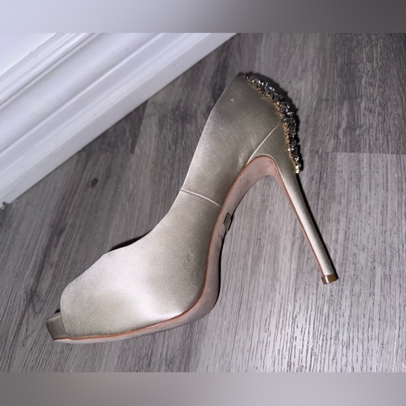 Badgley Mischka Kiara Embellished Ivory
Peep-toe Pump - Picture 12 of 15